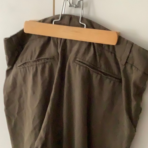 Light weight dress pants with pleats and pockets - Picture 3 of 6